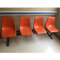 排椅(4座)四座（玻璃钢）采用优质塑料一次成型；腿：表面经静电喷粉处理，焊接部分采用高标准熔接焊，表面平整光滑，不起泡。